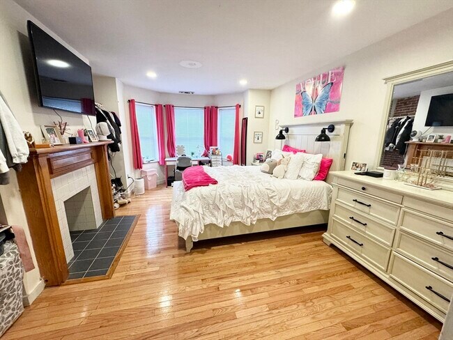 Building Photo - 71 Gainsborough St