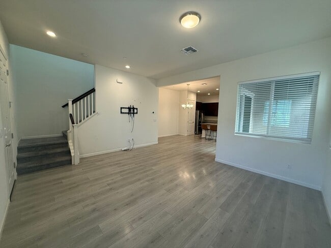 Building Photo - Spacious 3 bed 2.5 bath available in North...