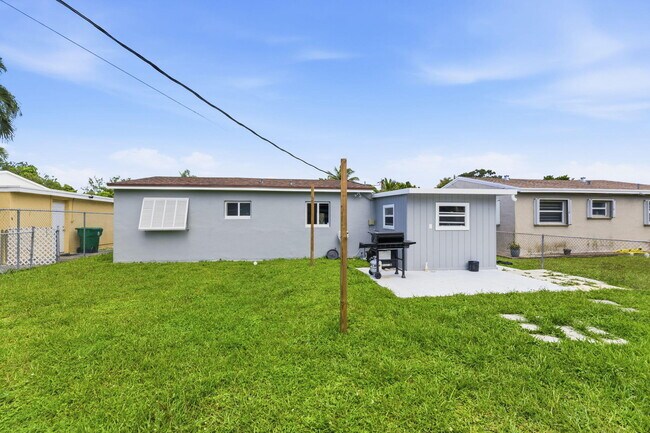 Building Photo - 6273 SW 25th St