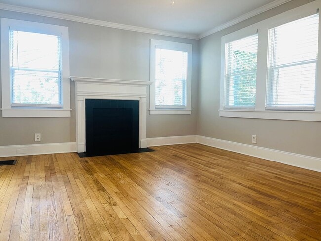 Building Photo - Adorable cottage style home with large fenced in backyard near Downtown Lagrange! Must see!