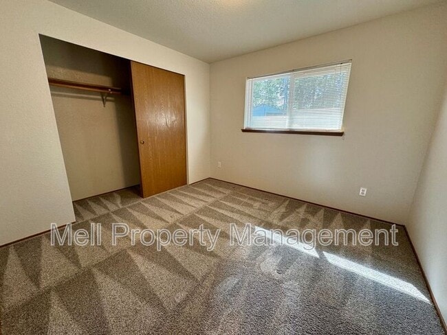 Building Photo - 71 E Rainbow Dr