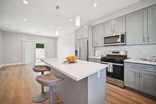 Building Photo - 8436 Oakdale Ave