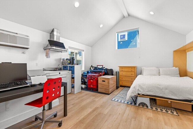 Building Photo - 5bd/2.75ba Seattle Home