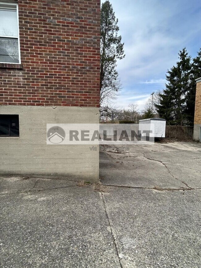 Building Photo - 2214 Memorial Pkwy