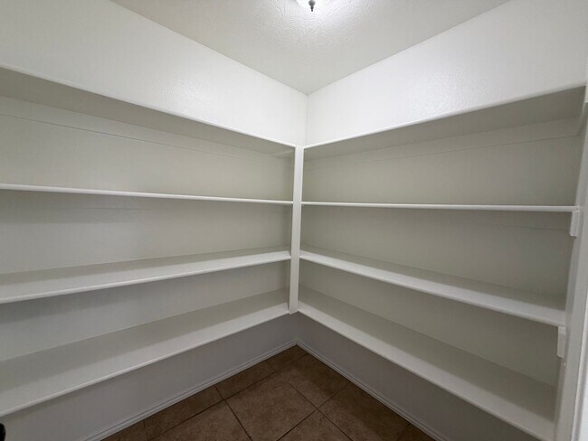 Building Photo - SPACIOUS HOME FOR RENT!