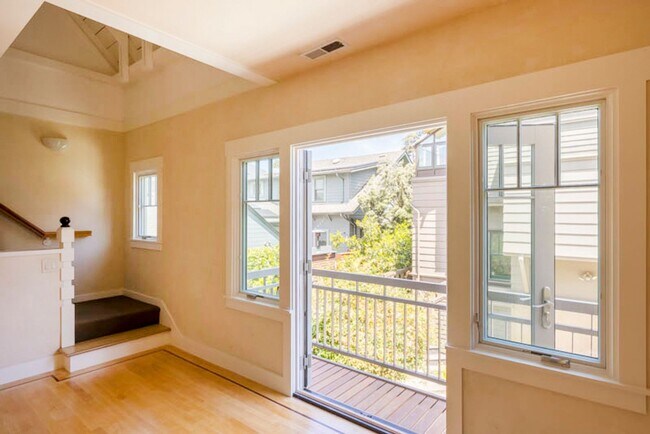 Building Photo - Balcony & Gas Fireplace: Sunny Apartment i...