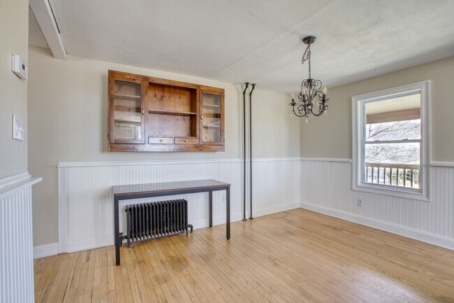 Building Photo - Lovely 2 Bedroom Single Family Home in Historic Monroe District