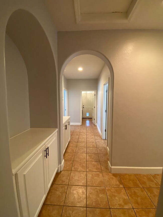 Building Photo - NW Visalia Home Rent Ready! !