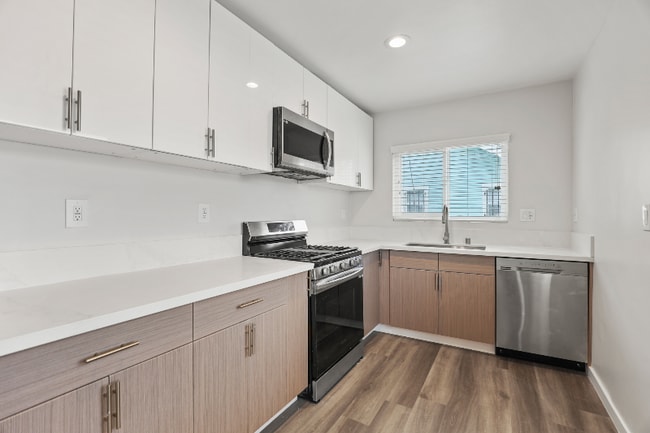 Building Photo - 1358 W 36th St
