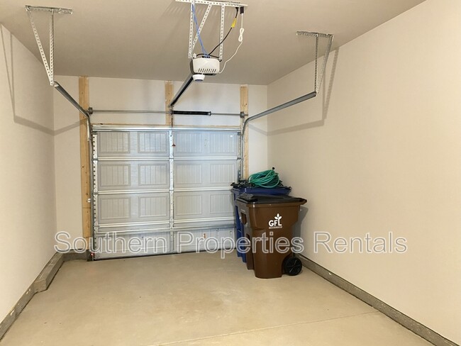 Building Photo - 232 David Hl Dr