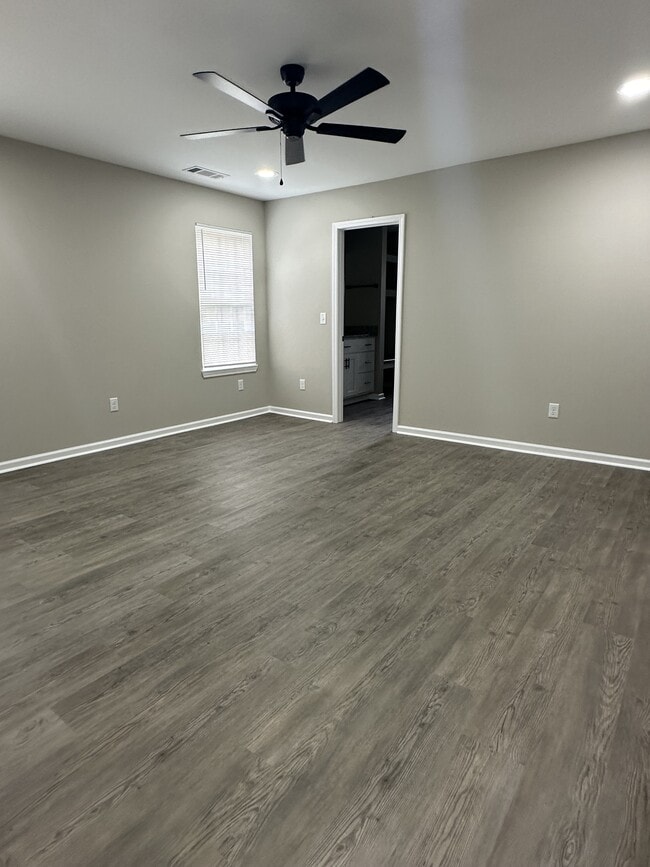 Building Photo - 609 40 th St E