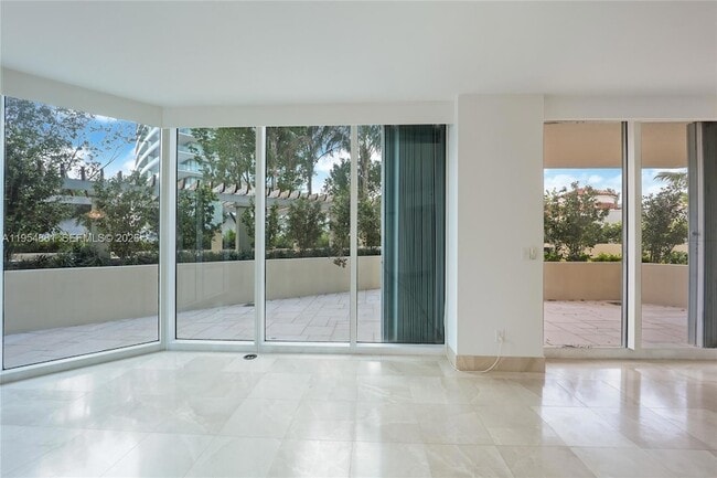 Building Photo - 300 South Pointe Dr