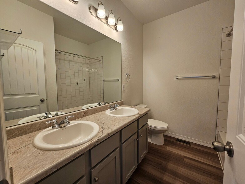Building Photo - 10450 Summer Ridge Dr