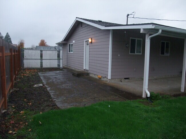 Building Photo - Very Nice Clean Updated Home in Lebanon