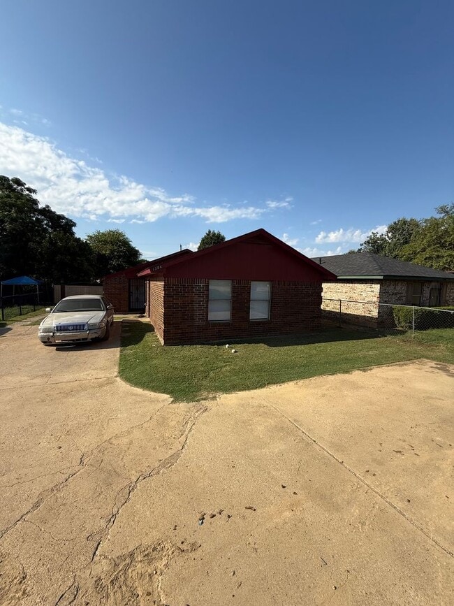 Building Photo - Newly Updated 2 Bed / 1 Bath Duplex