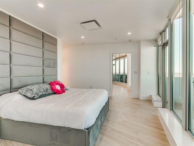 Building Photo - 5900 Mosteller Dr