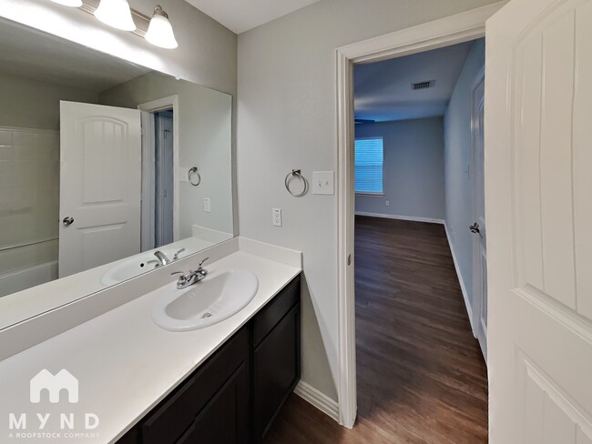 Building Photo - 10528 Many Oaks Dr