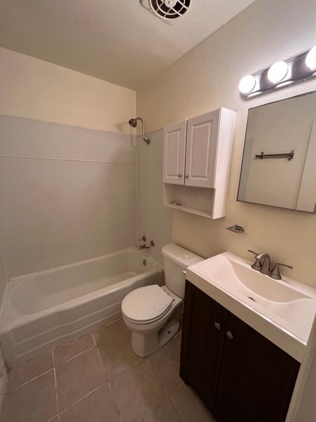 Building Photo - Pet Friendly property!