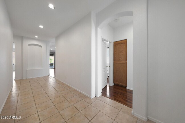 Building Photo - 1642 W Windsong Dr