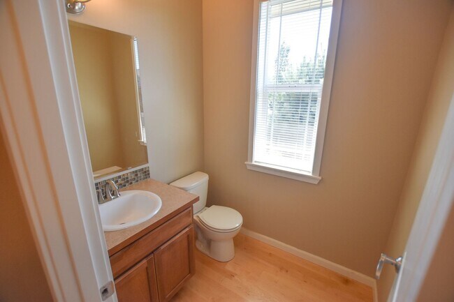 Building Photo - Gorgeous home in Olympia!!
