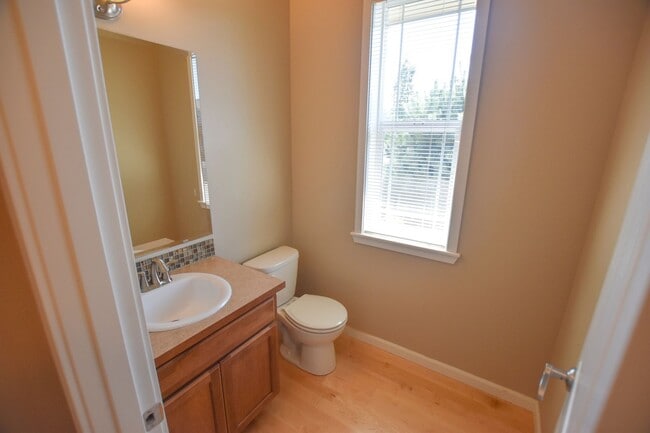Building Photo - Move in Ready! Apply Today!
