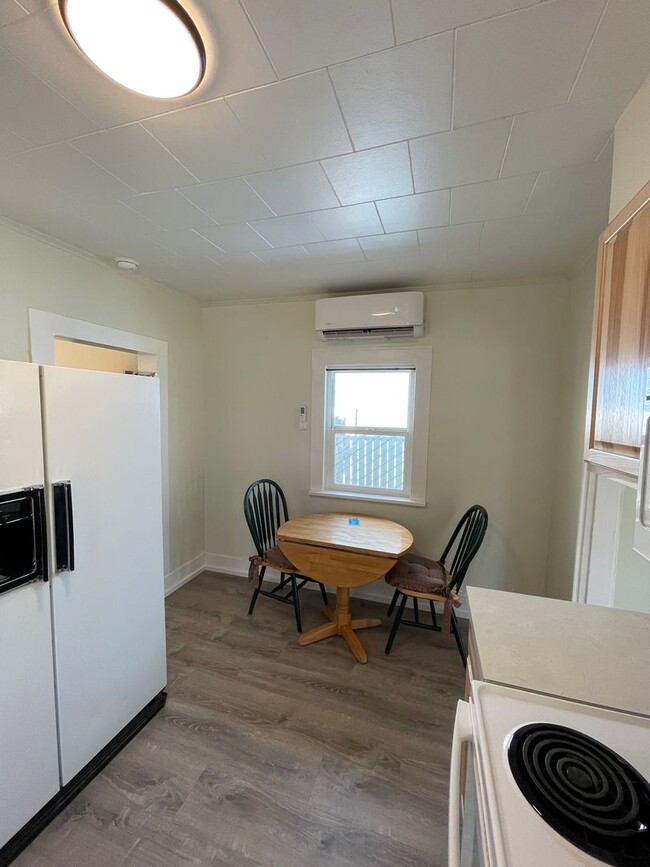 Building Photo - Hard to find 1 bdrm 1 bath house in the he...