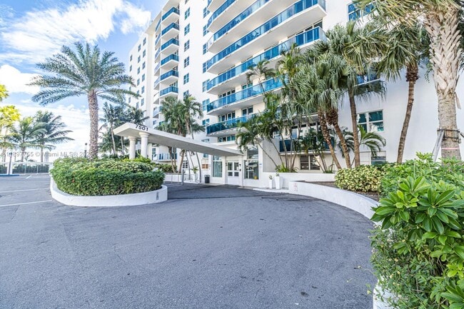 Building Photo - 7501 E Treasure Dr