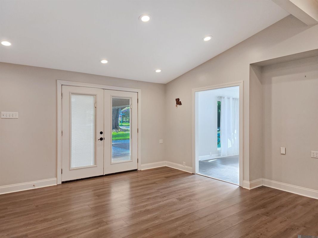 Building Photo - 468 College Hill Dr