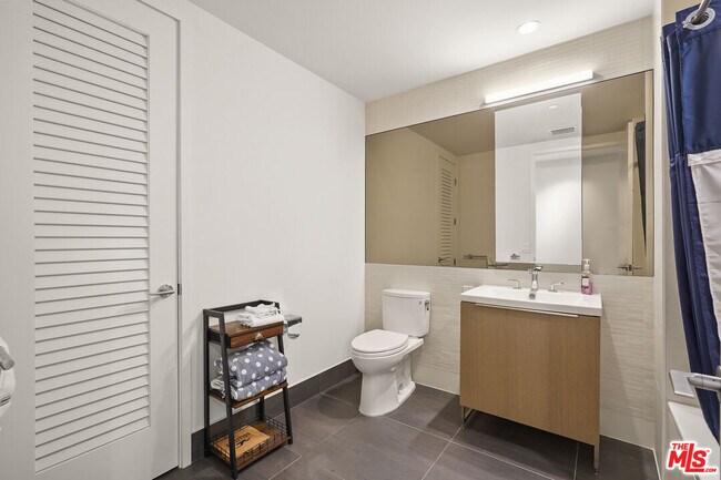 Building Photo - 889 Francisco St