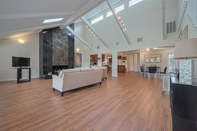 Building Photo - 14811 El Miranda Dr