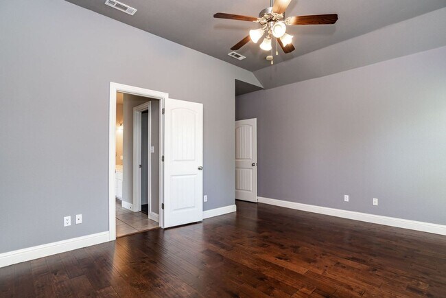 Building Photo - Must See Home!