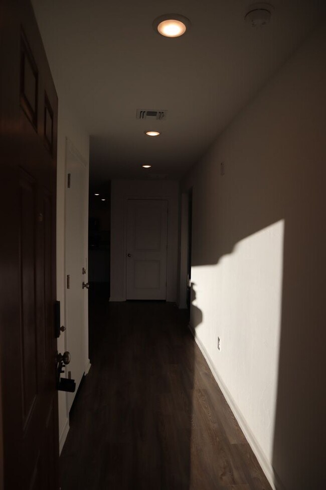 Building Photo - Great Home Great price!