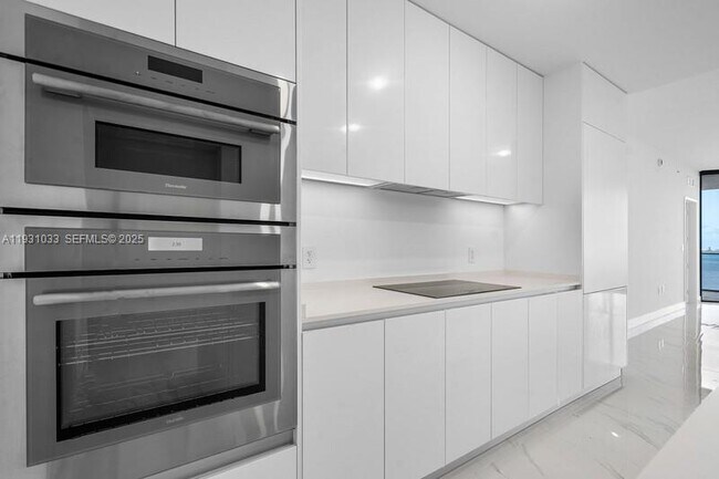 Building Photo - 700 NE 24th St