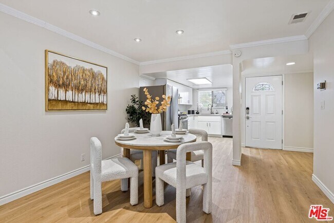 Building Photo - 620 W Hyde Park Blvd