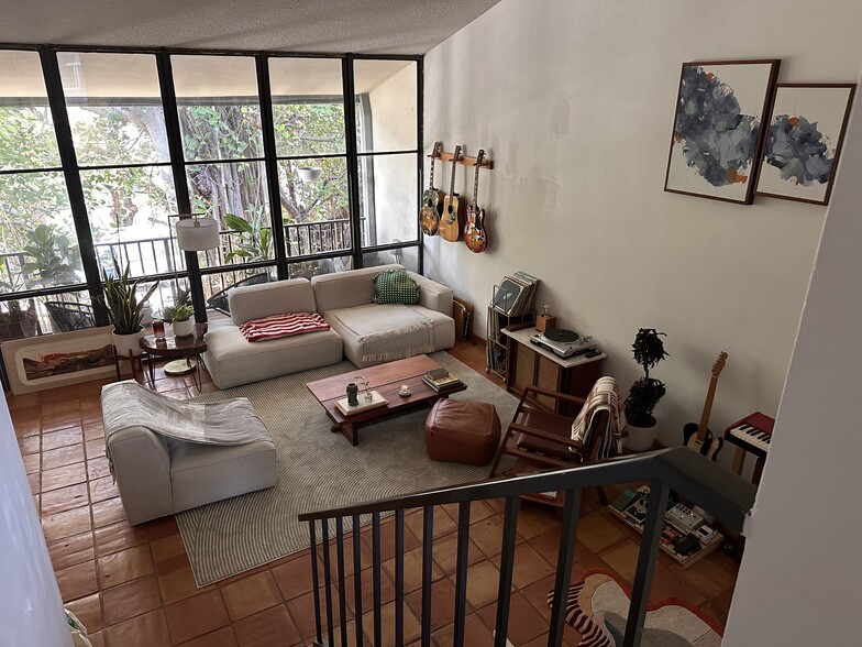 Open plan living room - 2666 Tigertail Ave