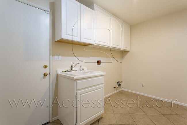 Building Photo - 40025 Athena Ln