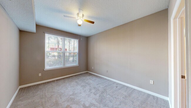 Building Photo - Nice condo for rent in the heart of the St...