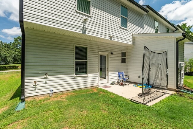 Building Photo - Modern 4 Bedroom Home in Quiet Clayton Nei...
