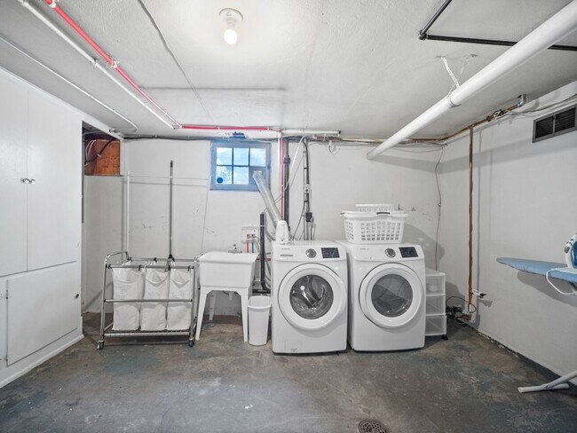 Building Photo - 811 W 13th Ave