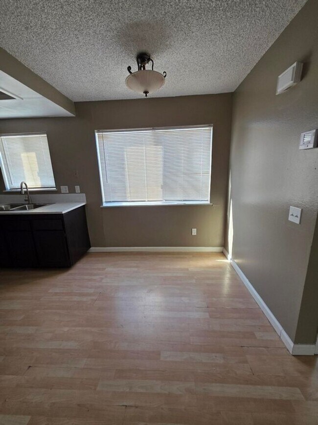 Building Photo - Move in Ready!!