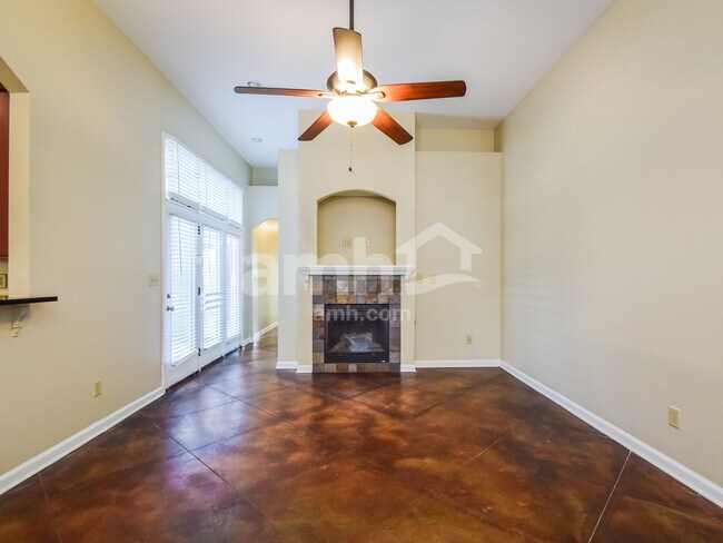 Building Photo - 2406 Lake Garden Dr