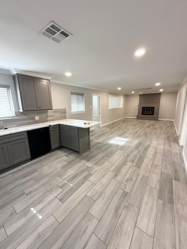 Building Photo - 3 Bed 2 Bath Ready To Rent ASAP!