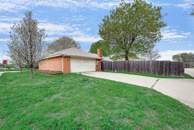 Building Photo - **COMING SOON** BEAUTIFUL CORNER LOT! Love...