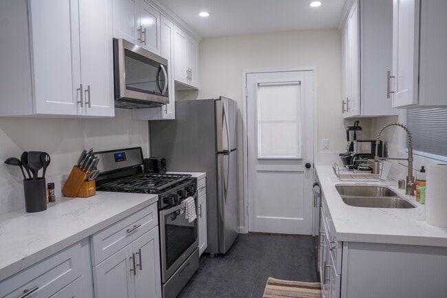 Building Photo - 1621 Campus Rd