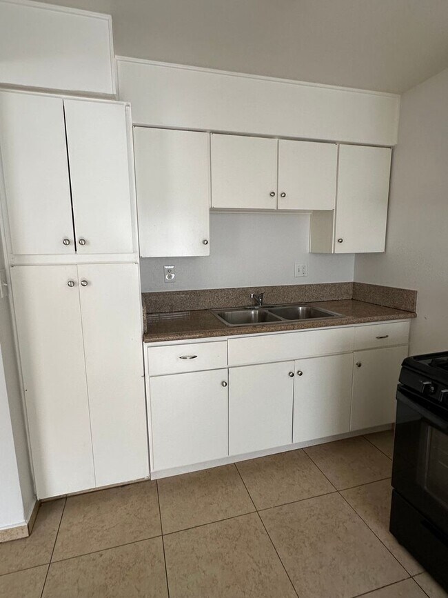 Building Photo - 2 Bedroom / 1 Bath Apartment for Rent