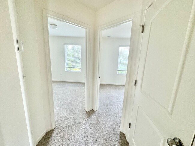 Building Photo - BEAUTIFUL 3BD/2.5BTH Townhome - MALLARD CR...