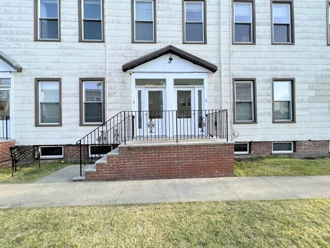 Building Photo - 3 Cedar Square