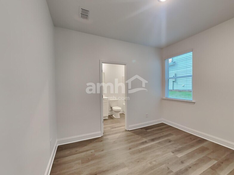 Building Photo - 1605 Soapstone Rd