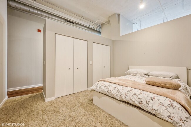 Building Photo - 1224 W Van Buren St