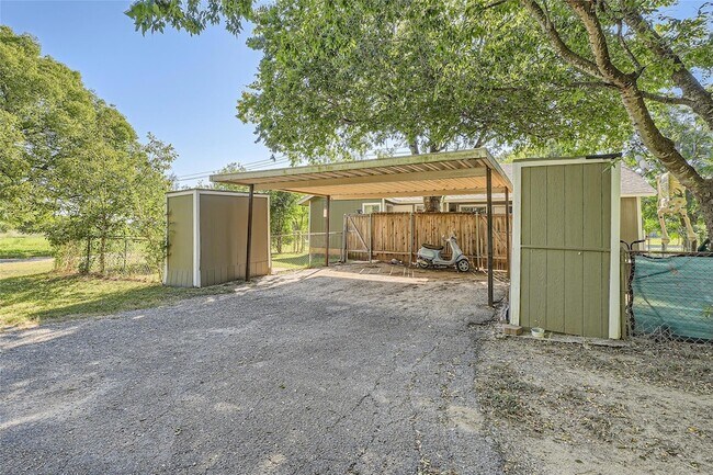 Building Photo - 7214 Salt Springs Dr